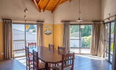 Hermoso Chalet 5 ambientes y doble cochera en Banfield Este
