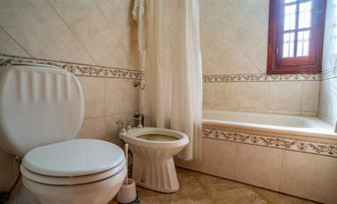 Hermoso Chalet 5 ambientes y doble cochera en Banfield Este