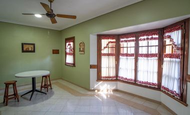 Hermoso Chalet 5 ambientes y doble cochera en Banfield Este