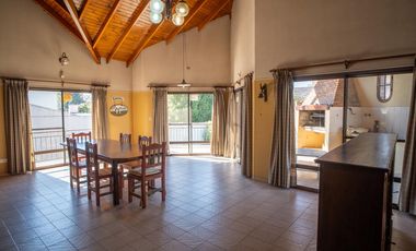 Hermoso Chalet 5 ambientes y doble cochera en Banfield Este