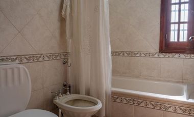Hermoso Chalet 5 ambientes y doble cochera en Banfield Este