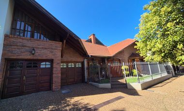Hermoso Chalet 5 ambientes y doble cochera en Banfield Este