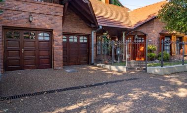 Hermoso Chalet 5 ambientes y doble cochera en Banfield Este
