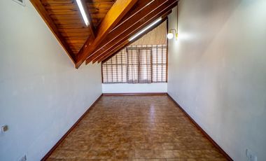 Hermoso Chalet 5 ambientes y doble cochera en Banfield Este