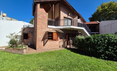 Hermoso Chalet 5 ambientes y doble cochera en Banfield Este