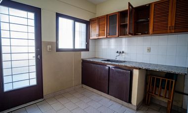 Hermoso Chalet 5 ambientes y doble cochera en Banfield Este