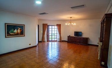 Hermoso Chalet 5 ambientes y doble cochera en Banfield Este