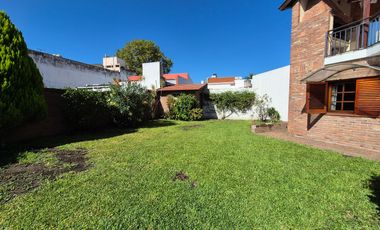 Hermoso Chalet 5 ambientes y doble cochera en Banfield Este
