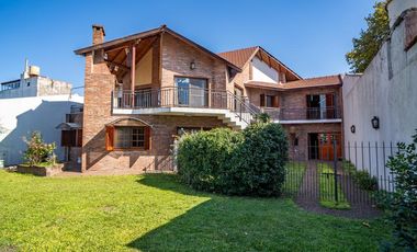 Hermoso Chalet 5 ambientes y doble cochera en Banfield Este