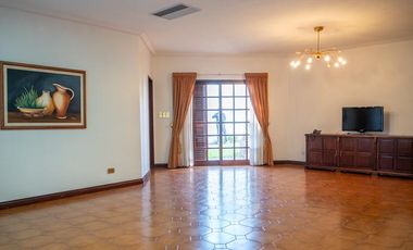 Hermoso Chalet 5 ambientes y doble cochera en Banfield Este