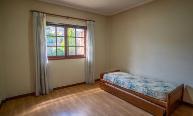 Hermoso Chalet 5 ambientes y doble cochera en Banfield Este