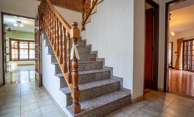 Hermoso Chalet 5 ambientes y doble cochera en Banfield Este