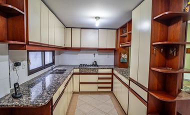 Hermoso Chalet 5 ambientes y doble cochera en Banfield Este
