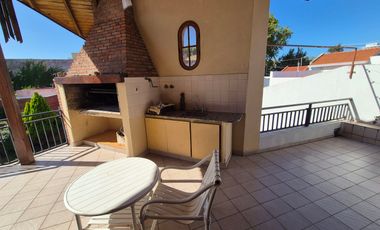 Hermoso Chalet 5 ambientes y doble cochera en Banfield Este