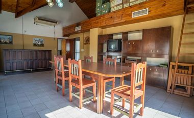 Hermoso Chalet 5 ambientes y doble cochera en Banfield Este