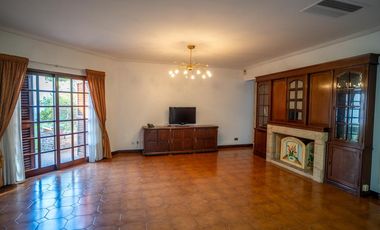 Hermoso Chalet 5 ambientes y doble cochera en Banfield Este
