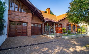 Hermoso Chalet 5 ambientes y doble cochera en Banfield Este