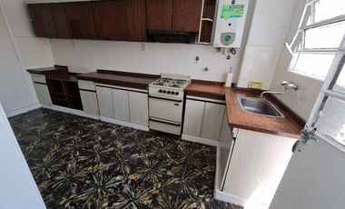 RETASADO. Amplio departamento (tipo casa) de 4 AMB en excelente ubicación.-Banfield E