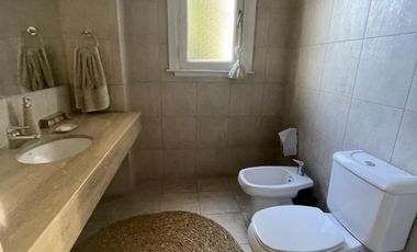 Venta Casa en  Hurlingham 6 ambientes