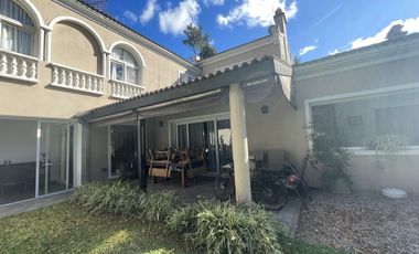 Venta Casa en  Hurlingham 6 ambientes