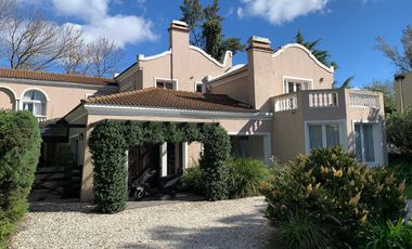 Venta Casa en  Hurlingham 6 ambientes
