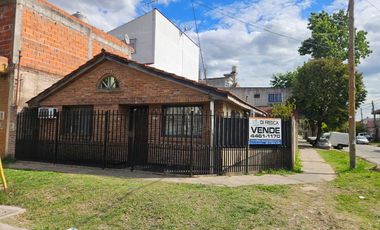 CASA 3 AMB. CON GARAGE Y LOTE LIBRE