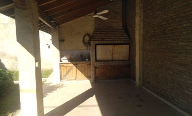 CASA 3 AMB. CON GARAGE Y LOTE LIBRE
