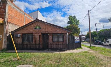 CASA 3 AMB. CON GARAGE Y LOTE LIBRE