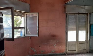Venta - Casa y Local - A refaccionar - Chile 1700 - Valentín Alsina - Lanus