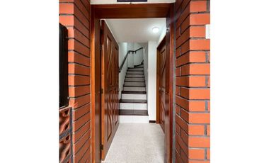 ARRIENDO CASA DE 2 NIVELES CON PARQUEADERO PRIVADO