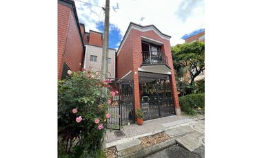 ARRIENDO CASA DE 2 NIVELES CON PARQUEADERO PRIVADO