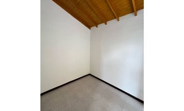 ARRIENDO CASA DE 2 NIVELES CON PARQUEADERO PRIVADO