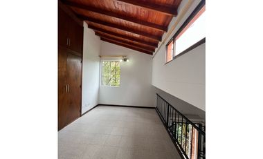 ARRIENDO CASA DE 2 NIVELES CON PARQUEADERO PRIVADO