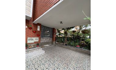 ARRIENDO CASA DE 2 NIVELES CON PARQUEADERO PRIVADO