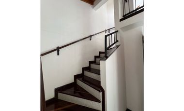 ARRIENDO CASA DE 2 NIVELES CON PARQUEADERO PRIVADO