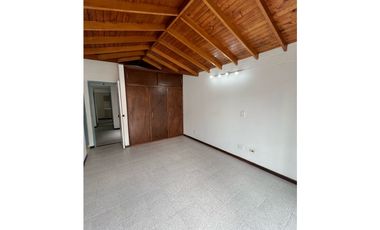 ARRIENDO CASA DE 2 NIVELES CON PARQUEADERO PRIVADO