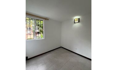 ARRIENDO CASA DE 2 NIVELES CON PARQUEADERO PRIVADO