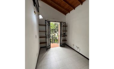 ARRIENDO CASA DE 2 NIVELES CON PARQUEADERO PRIVADO