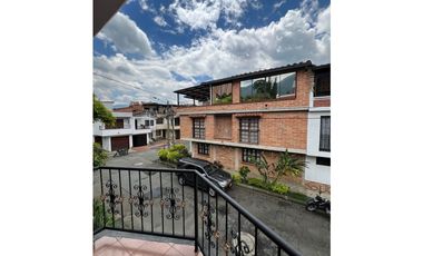 ARRIENDO CASA DE 2 NIVELES CON PARQUEADERO PRIVADO