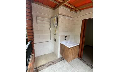 ARRIENDO CASA DE 2 NIVELES CON PARQUEADERO PRIVADO