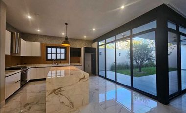 Casa  de lujo en un piso, en privada ,santiago