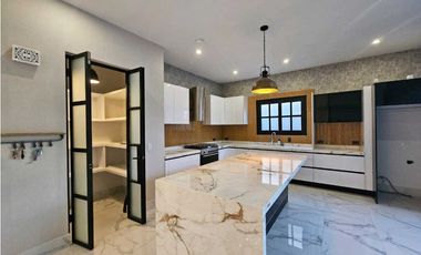 Casa  de lujo en un piso, en privada ,santiago