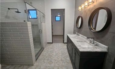 Casa  de lujo en un piso, en privada ,santiago