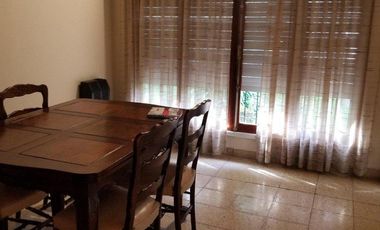 Chalet 3 ambientes con parquee y garage sobre lote de 380m2 en Bosque Alegre