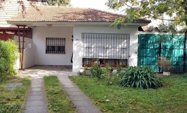 Chalet 3 ambientes con parquee y garage sobre lote de 380m2 en Bosque Alegre