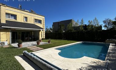 Venta de casa de 4 ambientes con piscina en Nuevo Quilmes- Quilmes