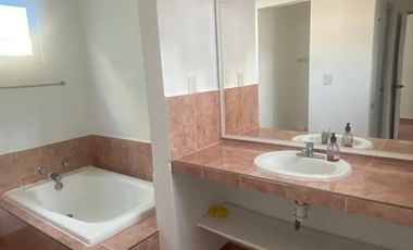 SE RENTA CASA EN FRACCIONAMIENTO CERRADO