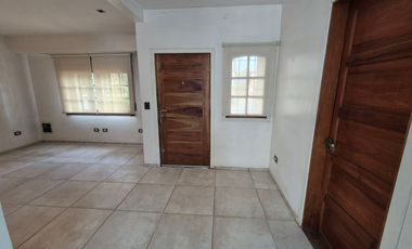 Hermosa Casa en Alquiler con 3 dormitorios y cochera en Banfield Este