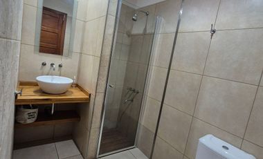 Hermosa Casa en Alquiler con 3 dormitorios y cochera en Banfield Este