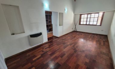 Hermosa Casa en Alquiler con 3 dormitorios y cochera en Banfield Este